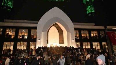 Kocaeli’nin Kartepe ilçesinde yapımı tamamlanan Kartepe Kent Meydanı Cami, Ramazan