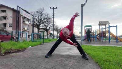 Kocaeli’nin Kandıra ilçesinde hayvanlarına yem verirken koçla güreştiği anları sosyal