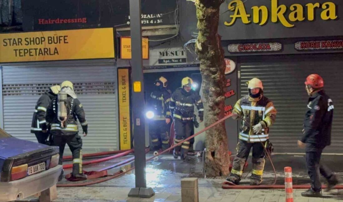 Kocaeli’nin İzmit ilçesinde 7 katlı apartmanın çatı katında çıkan yangın