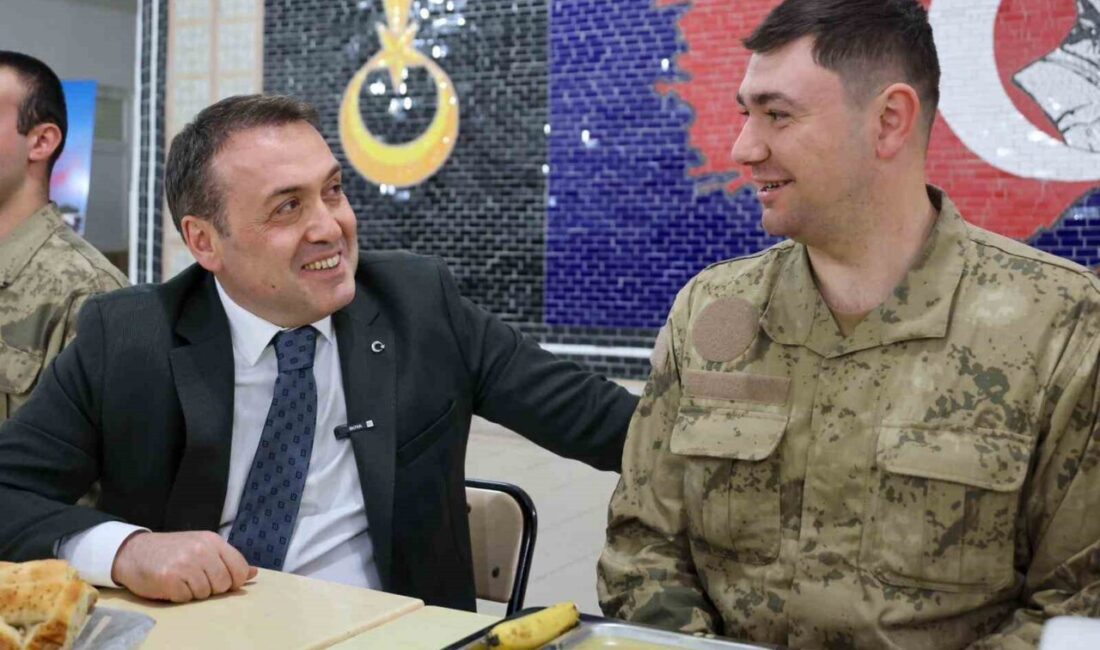 Bilecik’te iftar programında ailesiyle görüntülü görüşme yapan Mehmetçik duygu dolu