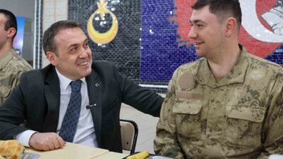 Bilecik’te iftar programında ailesiyle görüntülü görüşme yapan Mehmetçik duygu dolu