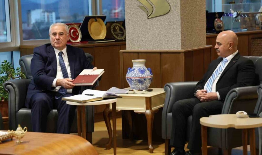 Kamu Başdenetçisi ve Yargıtay Onursal Başkanı Mehmet Akarca, beraberindeki heyet