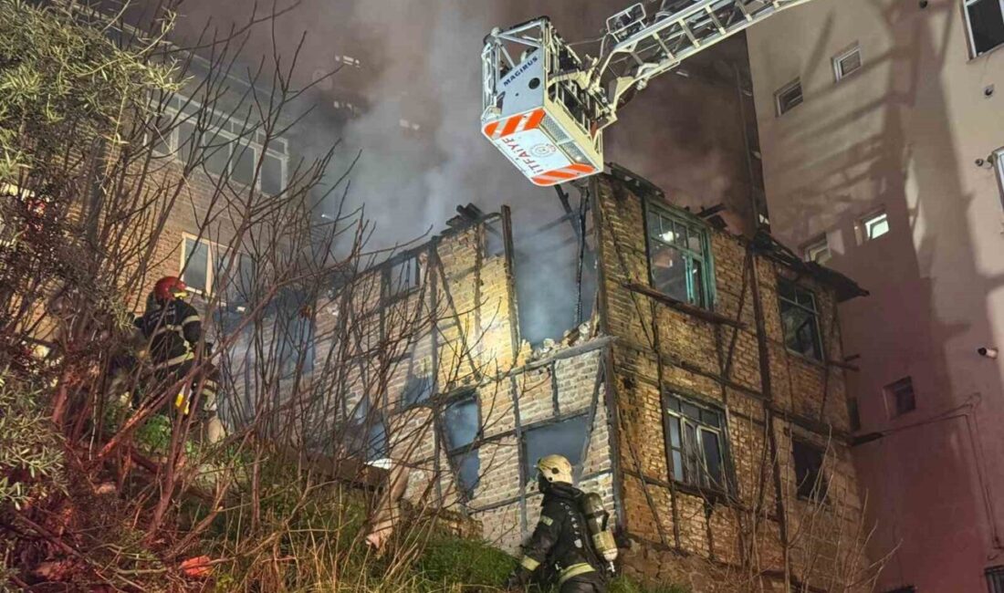 Kocaeli’nin İzmit ilçesinde alev alev yanan 2 katlı ahşap bina