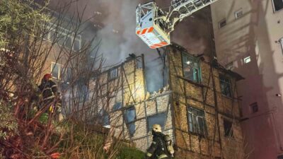 Kocaeli’nin İzmit ilçesinde alev alev yanan 2 katlı ahşap bina