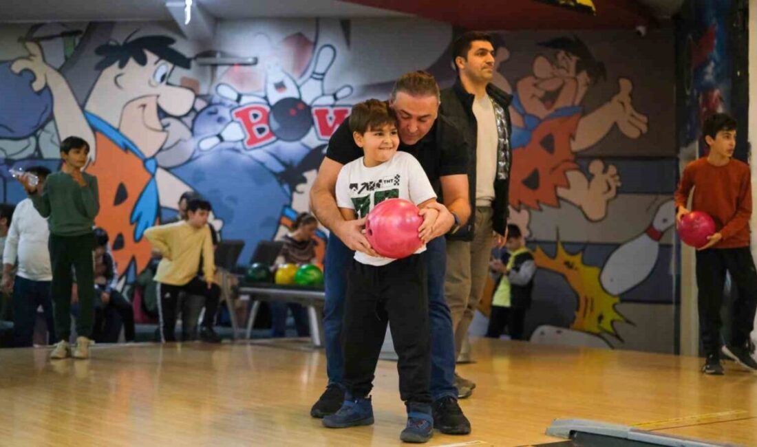 Kocaeli’de düzenlenen baba-oğul bowling turnuvası renkli görüntülere sahne oldu. 288