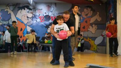 Kocaeli’de düzenlenen baba-oğul bowling turnuvası renkli görüntülere sahne oldu. 288