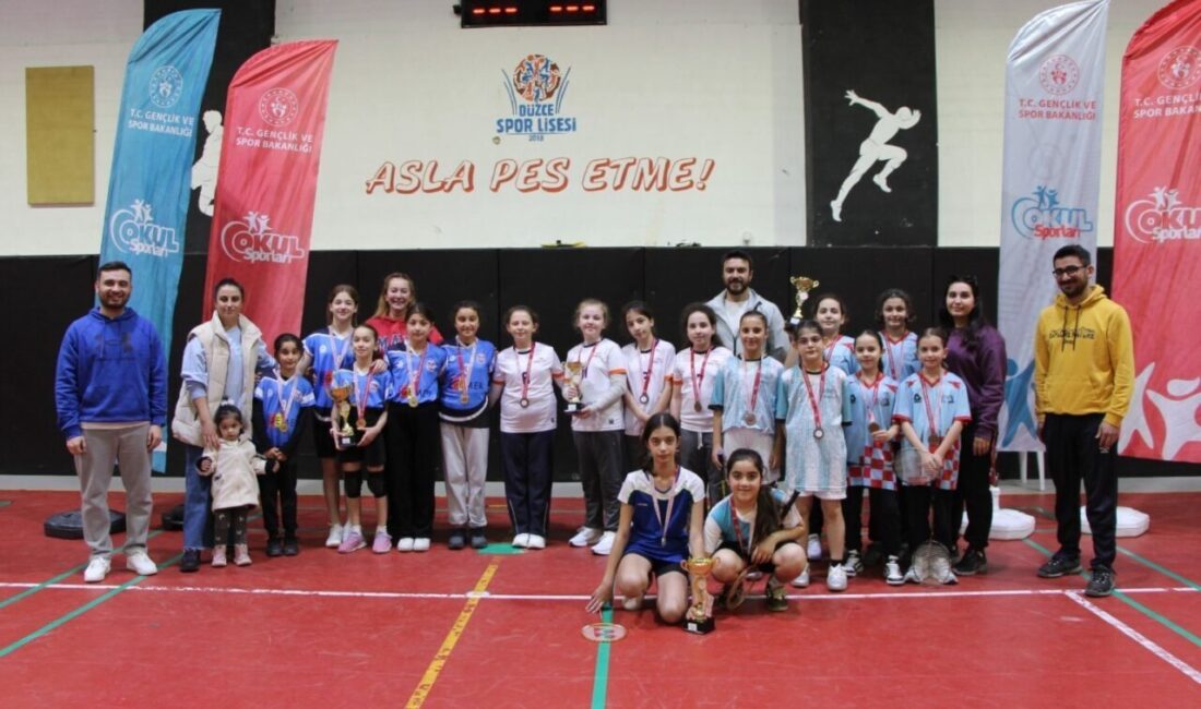 DÜZCE(İHA) – Düzce’de gerçekleştirilen okul sporları badminton müsabakalarında kızlarda Pakmaya
