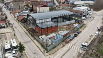 Başiskele’de yapımı süren Vezirçiftliği Kapalı Spor Salonu’nda çalışmalar devam ediyor.