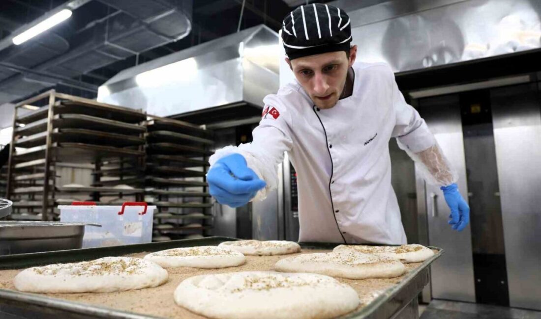 Kocaeli’deki Hızır 41 Üretim Tesisinde hazırlanan 300 gramlık ramazan pideleri,