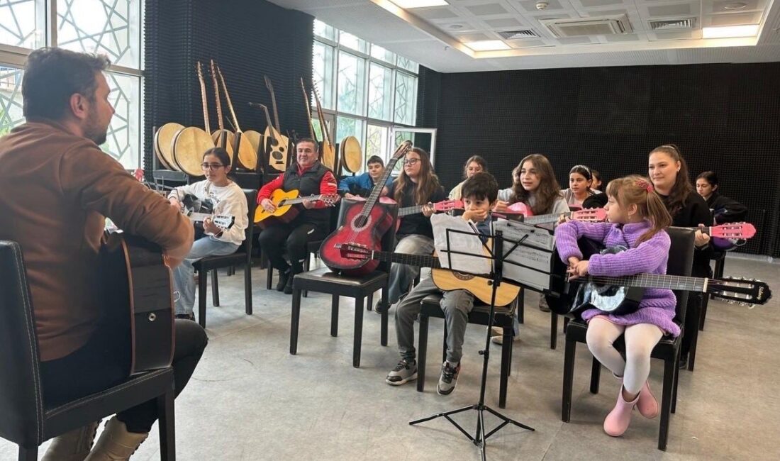 Bilecik Gençlik ve Spor İl Müdürü Ramazan Demir, Gençlik Merkezi’nde