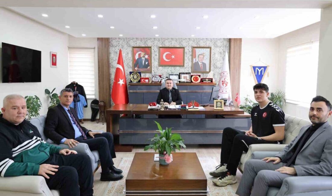 Bilecik Gençlik ve Spor Kulübü hentbol sporcusu Emirhan Çiftçi, gösterdiği