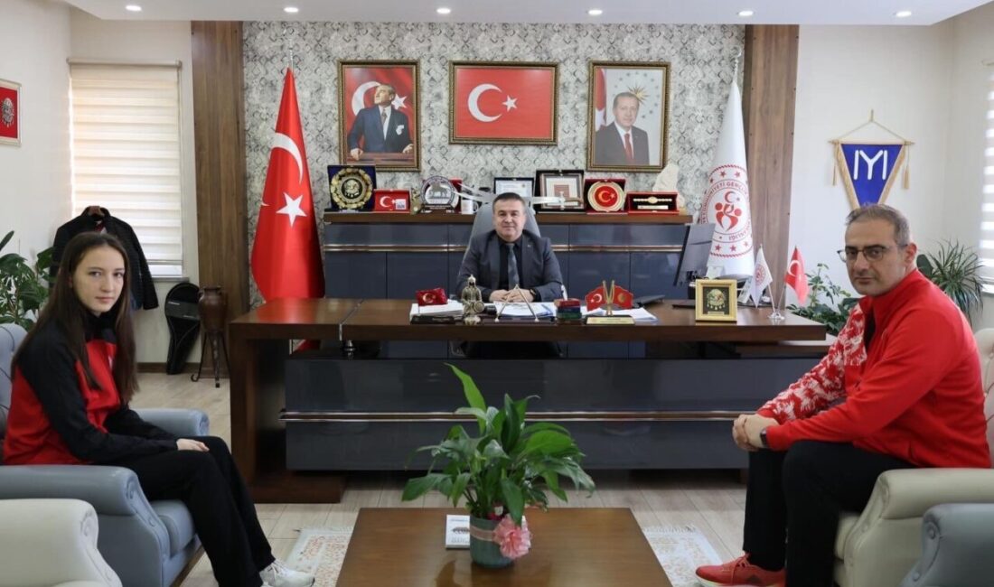 Bilecikli sporcu Ecem Uygun 300 metrede Türkiye 3’üncüsü oldu. Burs’da