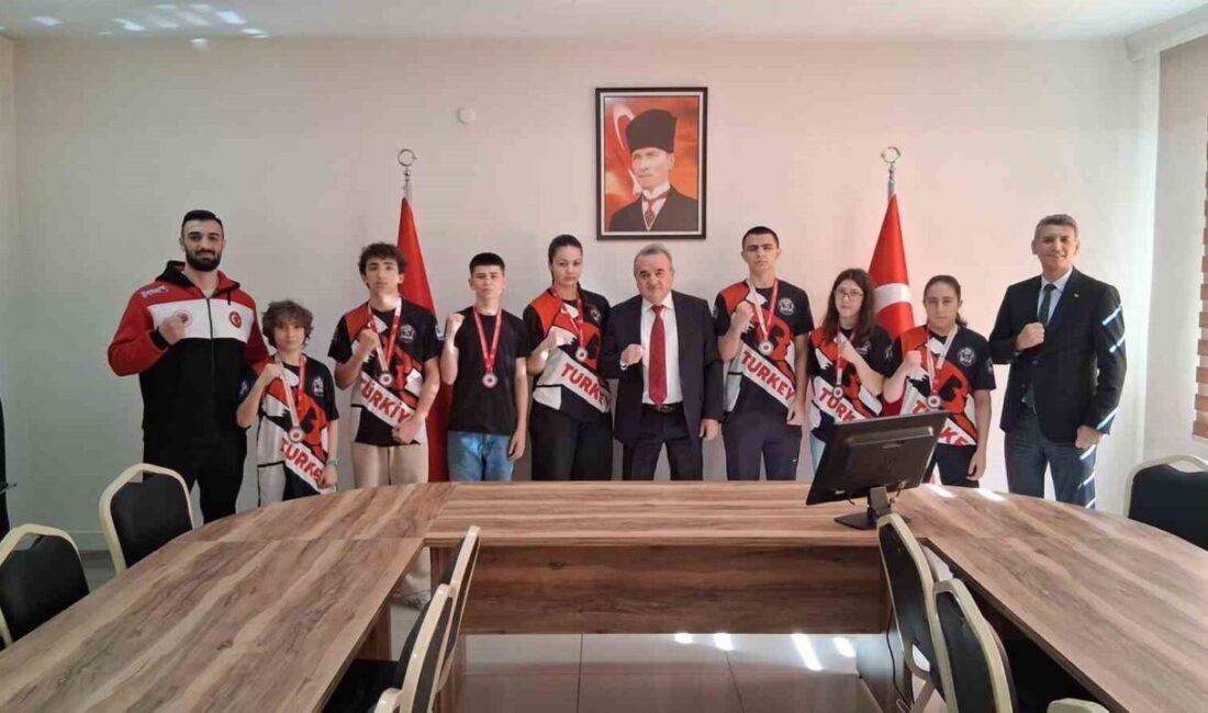 Bilecik’in Bozüyük ilçesi sporcuları, Muaythai Marmara Bölge Şampiyonası’nda elde ettikleri