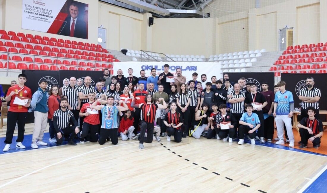 Bilecik’te Okul Spor Faaliyetleri kapsamında düzenlenen Bilek Güreşi Gençler B