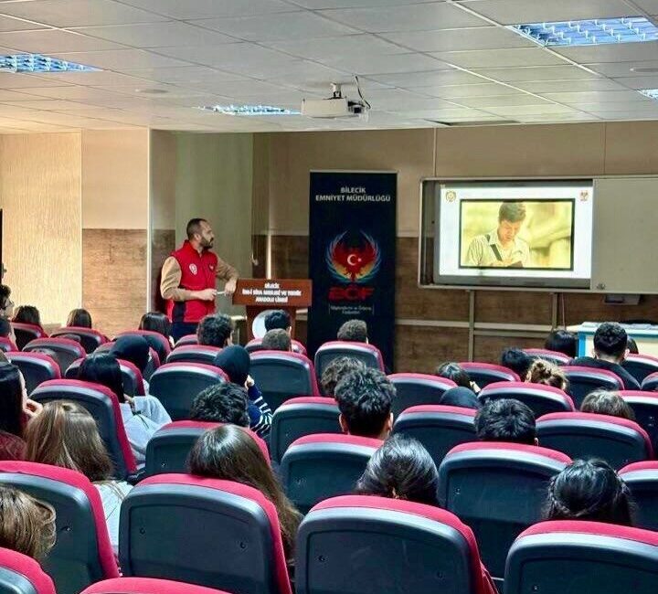 Bilecik’te “Gençlik ve Güvenli Gelecek Projesi” kapsamında öğrencilere bilgilendirme faaliyeti