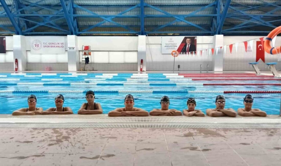 Bilecik’te Gençlik ve Spor Bakanlığı spor okulları bünyesinde yüzme antrenmanları
