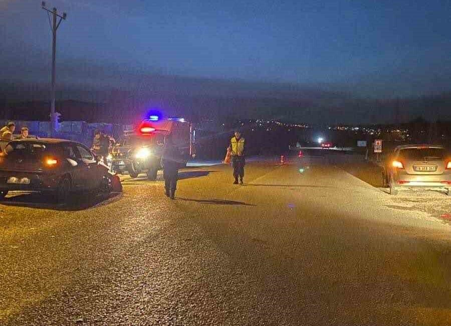 Bilecik’in Pazaryeri ilçesinde iki aracın çarpıştığı kazada 3 kişi yaralandı.