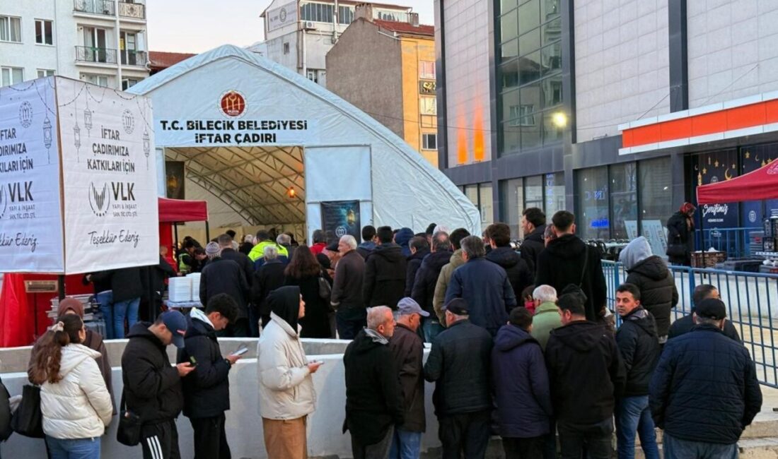 Bilecik Belediyesi tarafından kurulan iftar sofrasında binlerce kişi aynı sofrada