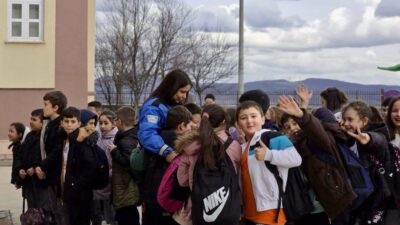 Bilecik’in Bozüyük ilçesinde ilkokul öğrencilerine polislik mesleği tanıtımı, trafik kuralları
