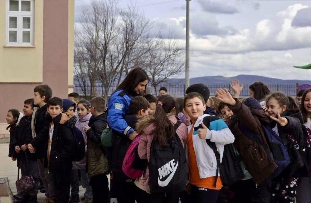 Bilecik’in Bozüyük ilçesinde ilkokul öğrencilerine polislik mesleği tanıtımı, trafik kuralları