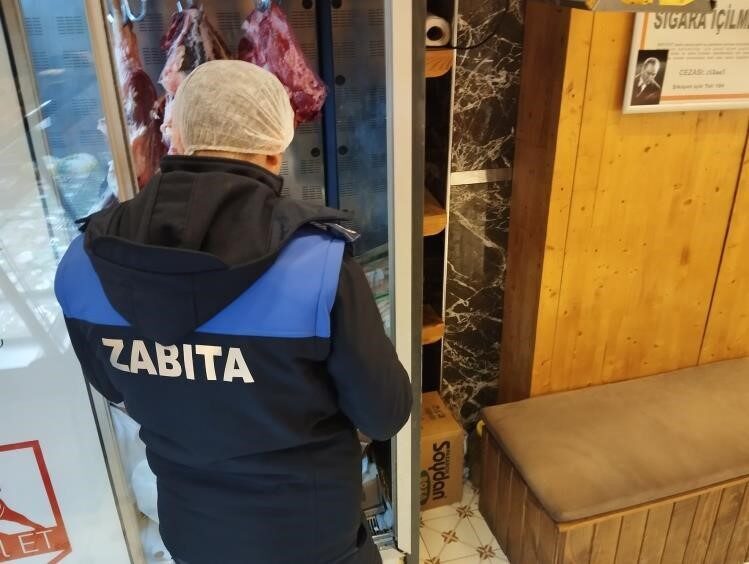 Bilecik’te zabıta ekiplerince bir kasap dükkanında yapılan denetimlerde tüketim tarihi