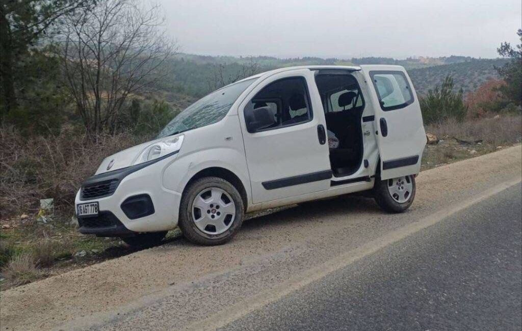 Bilecik’te seyir halinde kontrolden çıkan hafif ticari araç yol kenarındaki