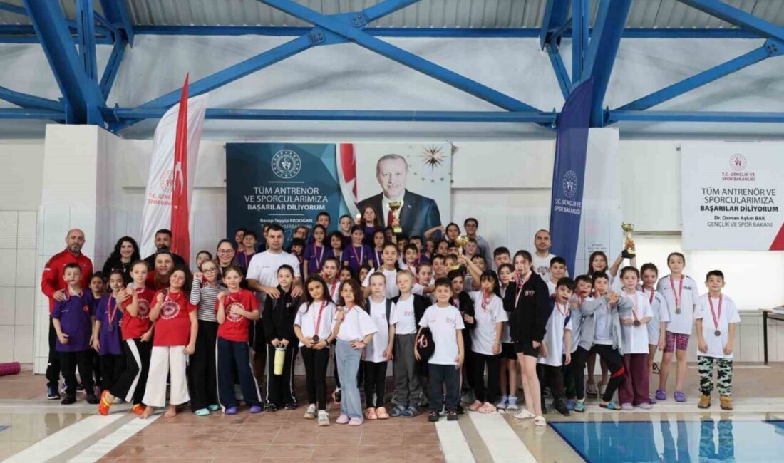 Bilecik Bahçelievler Kapalı Yüzme Havuzunda düzenlenen Okul Spor Faaliyetleri Yüzme