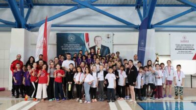 Bilecik Bahçelievler Kapalı Yüzme Havuzunda düzenlenen Okul Spor Faaliyetleri Yüzme