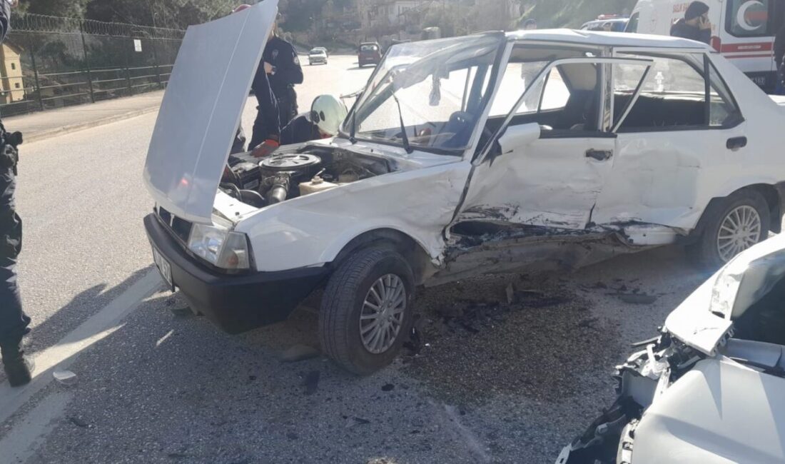 Bilecik’te 2 otomobilin çarpışması sonucu meydana gelen trafik kazasında 4