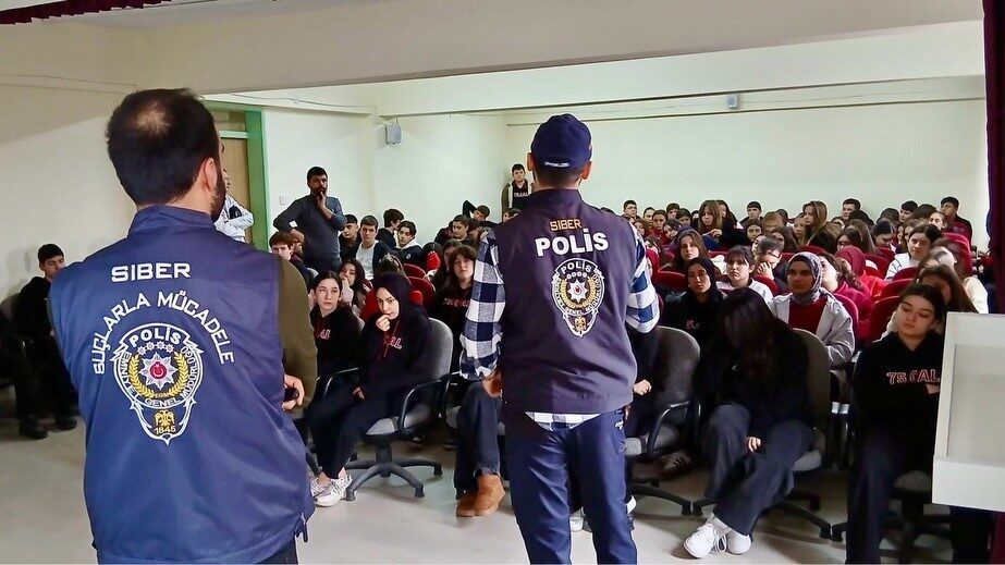 Bilecik’te öğrencilere ‘Siber Suçlarla Mücadele ve Aydınlatma Programı’ (SİBERAY) kapsamında