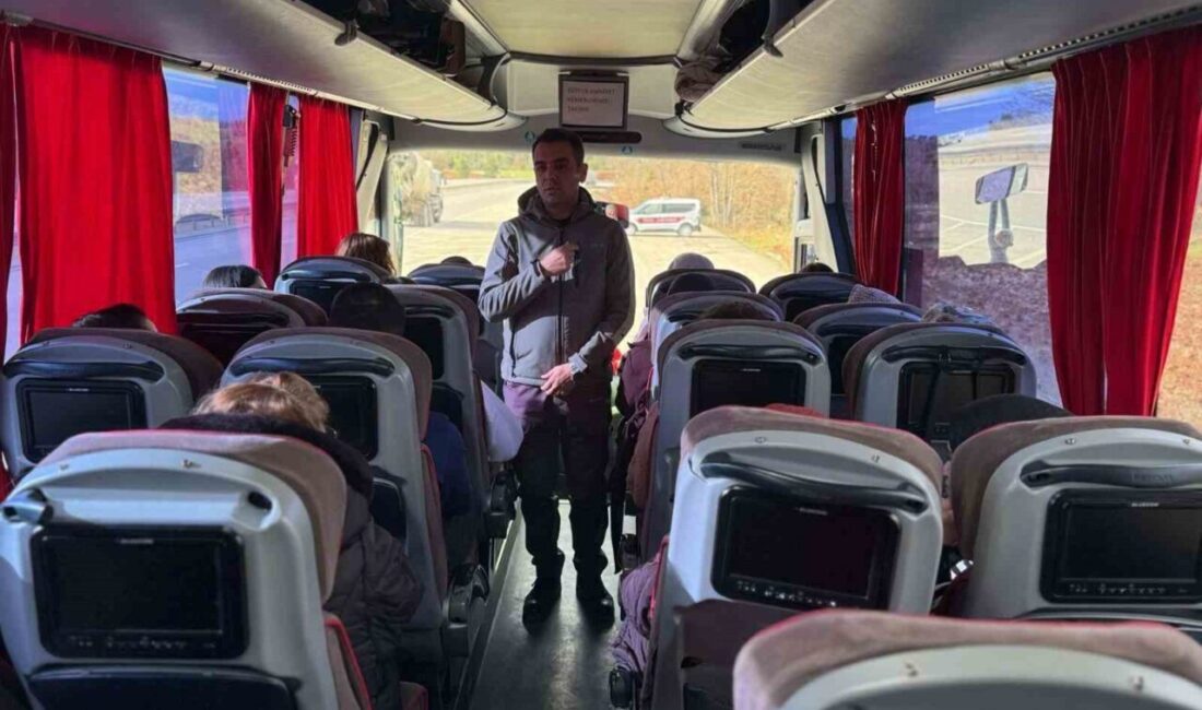 Bilecik’te sivil otobüs denetimi kapsamında yolcu taşımacılığı yapan bir otobüs