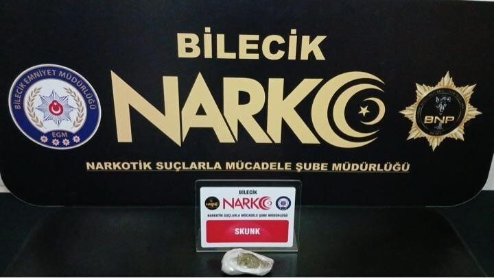 Bilecik’te düzenlenen operasyonda skunk maddesi ele geçirilirken, 1 şüpheli gözaltına