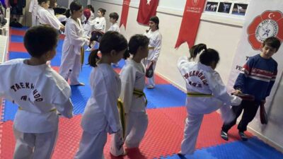 Gençlik ve Spor Bakanlığı Spor Okulları bünyesinde düzenlenen taekwondo antrenmanları