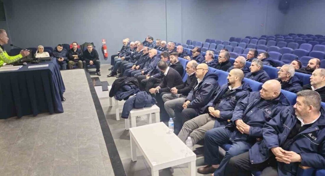 Bilecik’in Bozüyük ilçesinde tur servis sürücülerine yönelik trafik semineri düzenlendi.