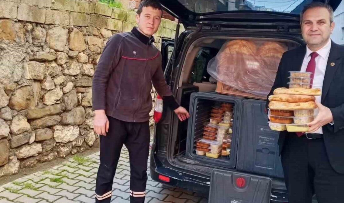 Bilecik’in Bayırköy beldesinde vatandaşların kapısına kadar sıcak yemek ulaştırıldı. Bayırköy