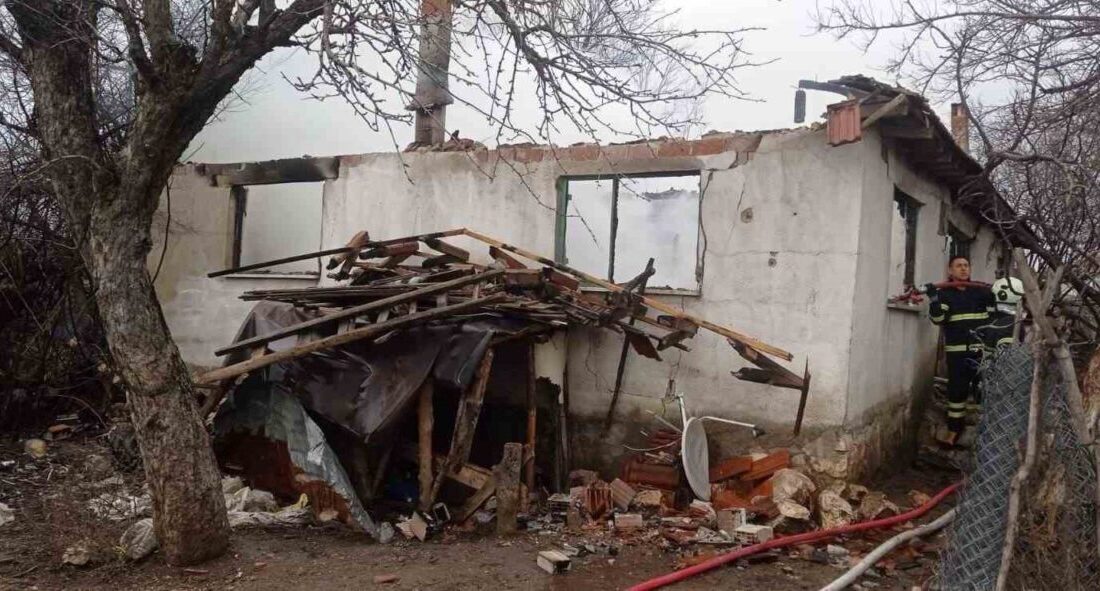Bilecik’te tek katlı evde çıkan yangın itfaiye ekiplerince söndürülürken, ev