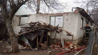 Bilecik’te tek katlı evde çıkan yangın itfaiye ekiplerince söndürülürken, ev