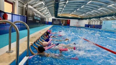 Bilecik’te Gençlik ve Spor İl Müdürlüğü bünyesinde yürütülen yüzme antrenmanları