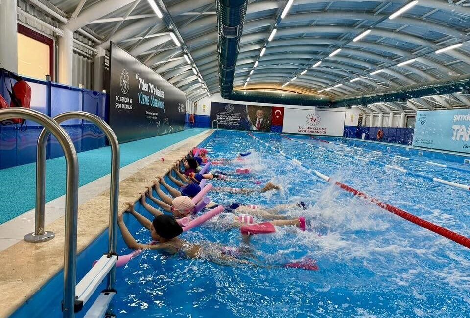 Bilecik’te Gençlik ve Spor İl Müdürlüğü bünyesinde yürütülen yüzme antrenmanları