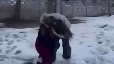 Bolu’da okul çıkışı evlerine gitmek isteyen ortaokul öğrencisi kız çocukları,