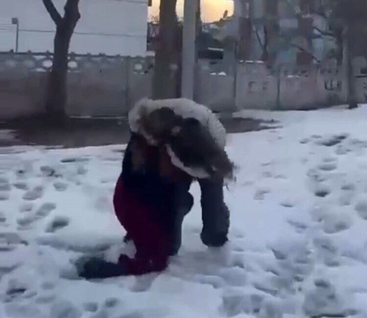 Bolu’da okul çıkışı evlerine gitmek isteyen ortaokul öğrencisi kız çocukları,