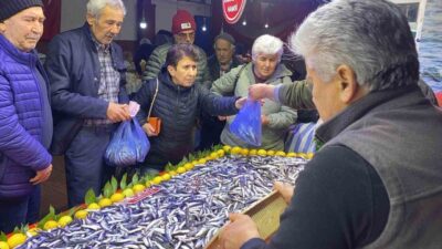 Bolu’da halk pazarındaki balık tezgahlarında hamsi bolluğu yaşanırken vatandaşlar tezgahlara