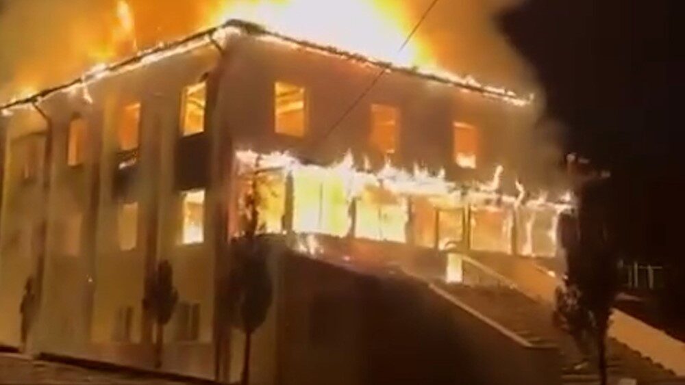 Bolu’nun Mengen ilçesinde bulunan cami, gece saatlerinde alevlere teslim oldu.