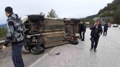Bolu’nun Mudurnu ilçesinde cenazeden dönenlerin bulunduğu hafif ticari araç, otomobil