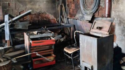 Bolu’nun Mengen ilçesinde demir doğrama dükkanında çıkan yangında, boya ve