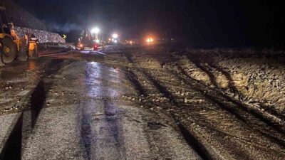 Bolu’nun Seben ilçesinde aşırı yağış nedeniyle kapanan yol, ulaşıma tekrardan