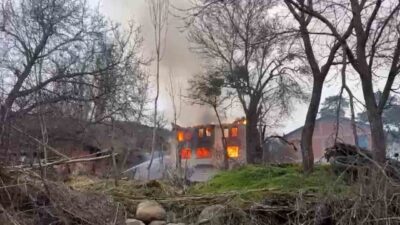 Bolu’nun Mudurnu ilçesinde iki katlı bir evde çıkan yangın, köylülerin