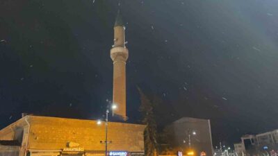 Bolu’da akşam saatlerinde kent merkezinde kar yağışı etkili oldu. Bolu’da