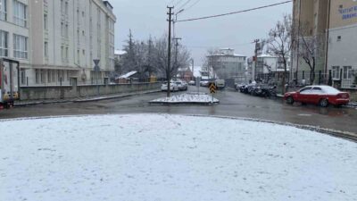 Bolu’da gece saatlerinde başlayan kar yağışı aralıklarla etkisini sürdürüyor. Kent