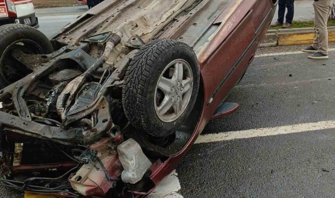 Bolu’nun Yeniçağa ilçesinde refüjdeki trafik ışığı direğine çarpan otomobilin takla